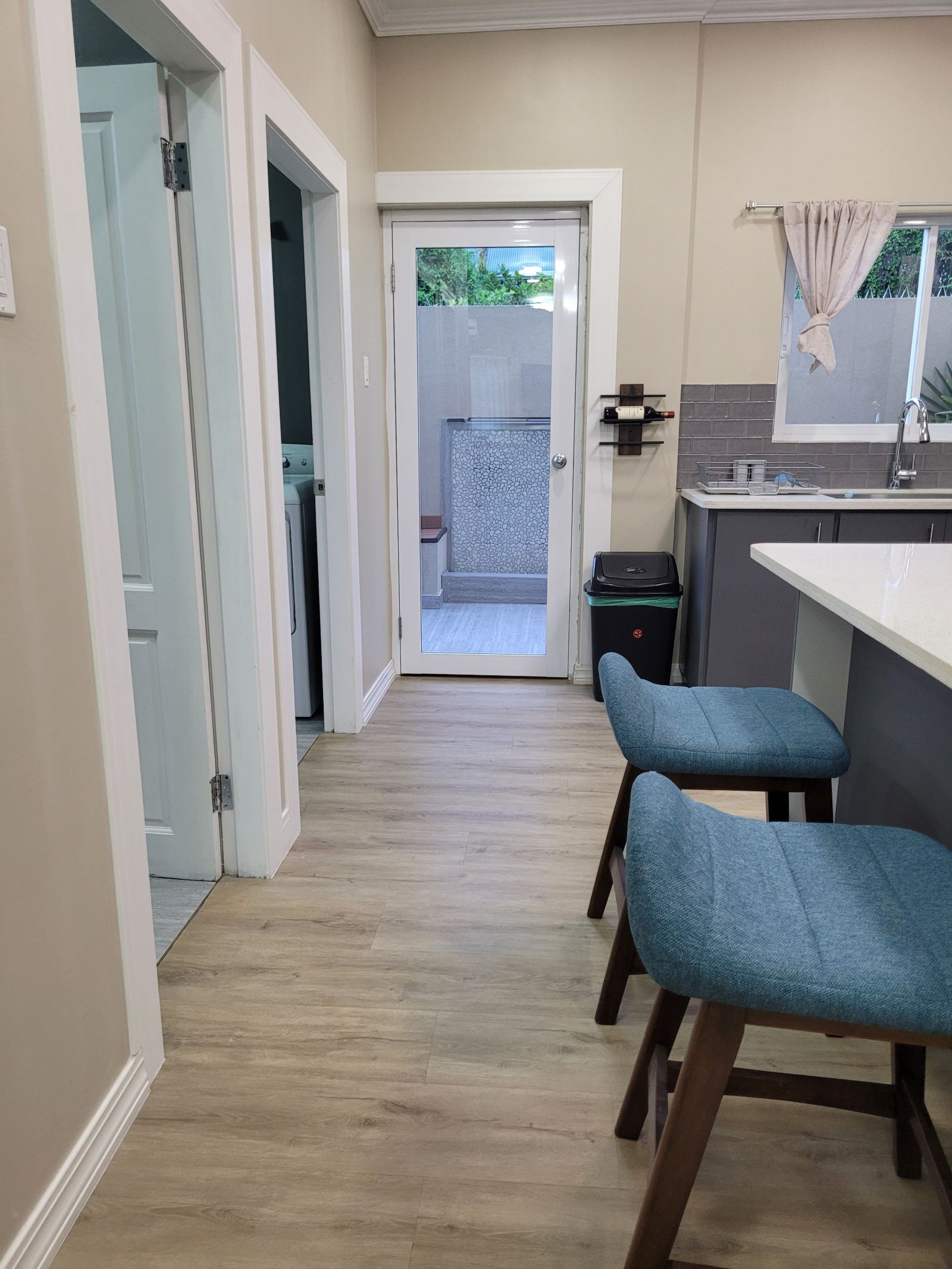 Breakfast bar with island seating